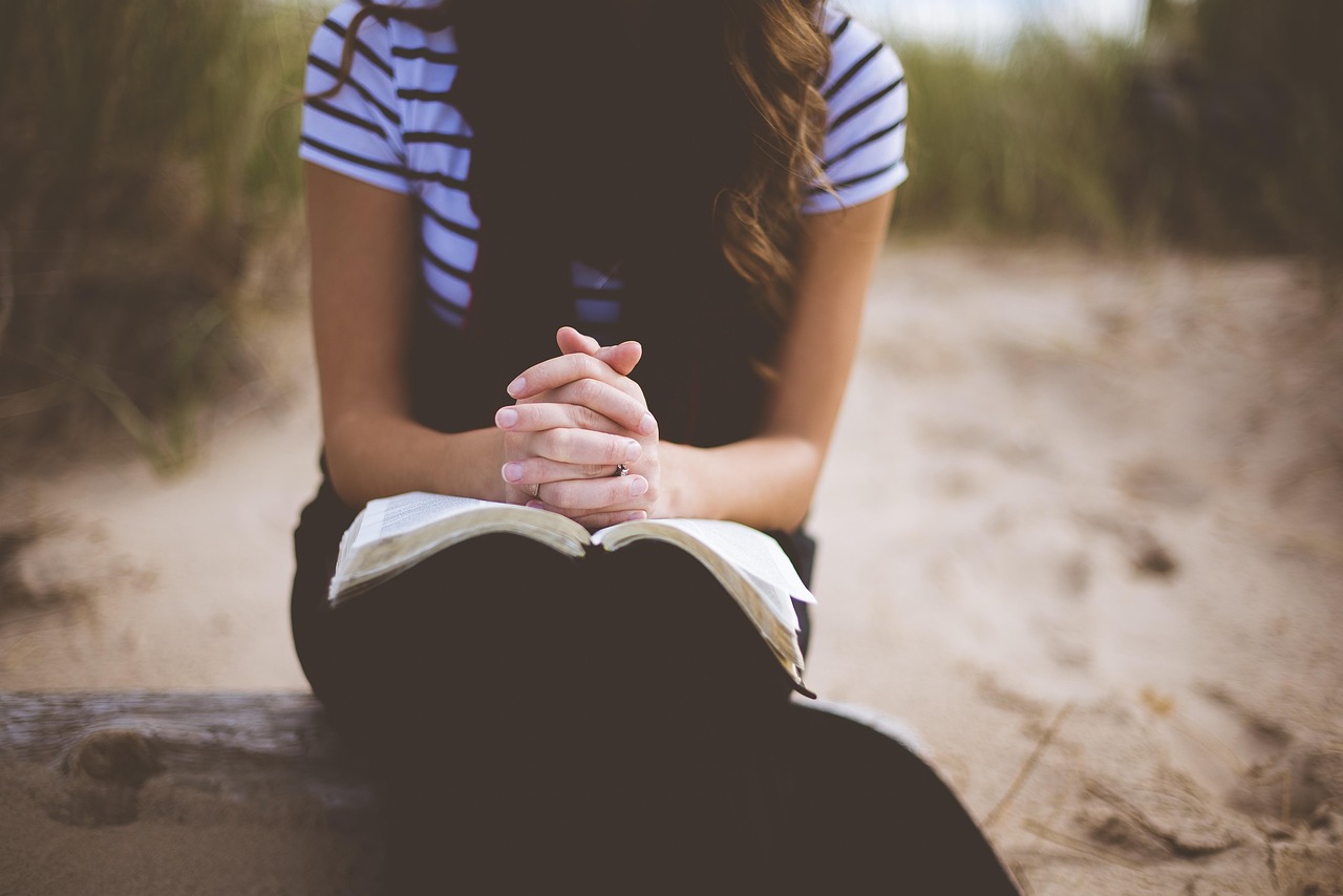Bible open to 1 Thessalonians chapter 5 for verse-by-verse commentary and study