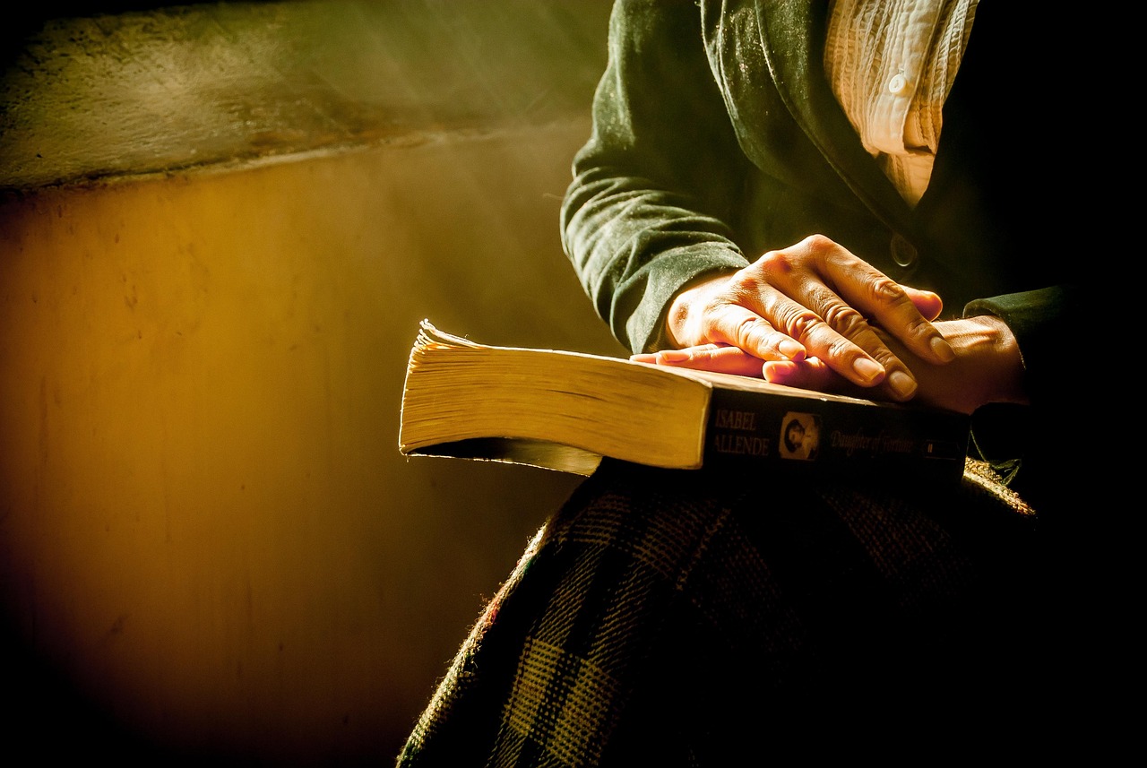 Bible open to Luke chapter 22 for verse-by-verse commentary and study