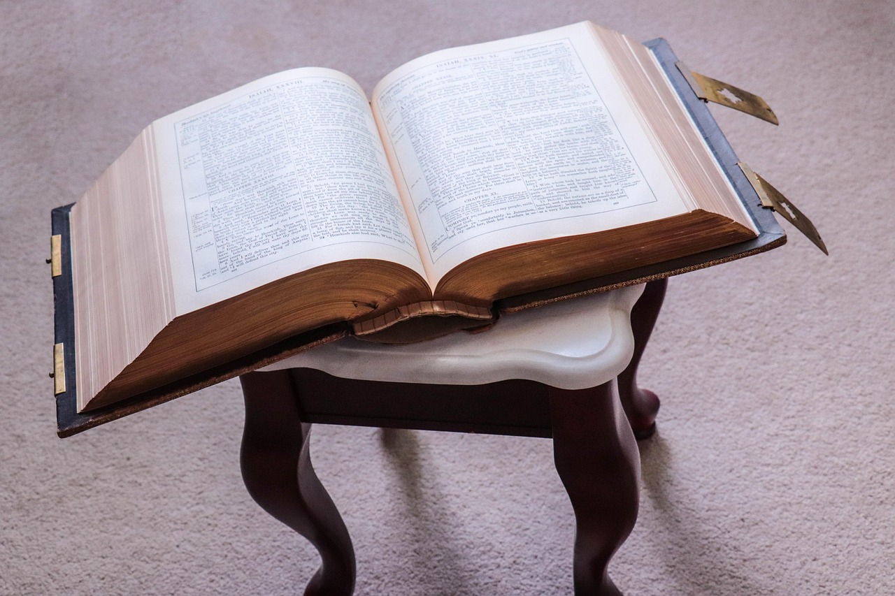 Bible open to 1 John chapter 1 for verse-by-verse commentary and study