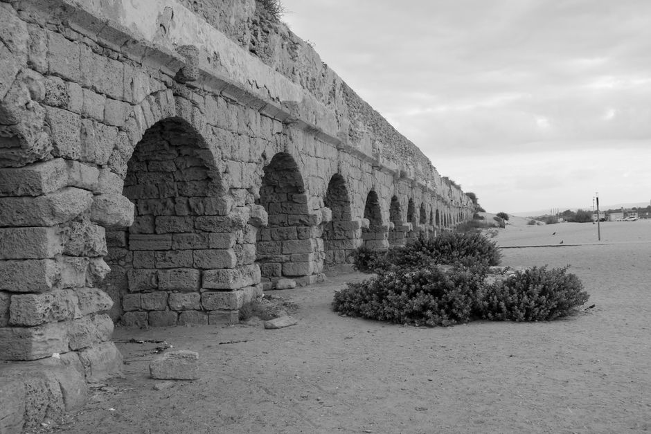 Bible open to Luke chapter 6 for verse-by-verse commentary and study