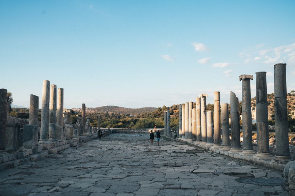 Bible open to 1 Peter chapter 1 for verse-by-verse commentary and study