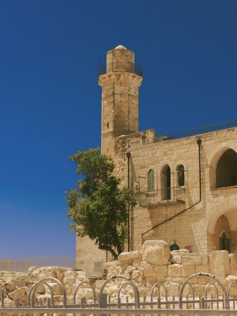 Bible open to Jeremiah chapter 32 for verse-by-verse commentary and study