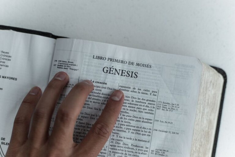 Bible open to 1 Kings chapter 8 for verse-by-verse commentary and study