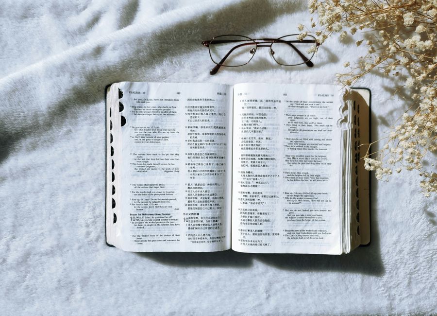 Bible open to 1 Timothy chapter 3 for verse-by-verse commentary and study