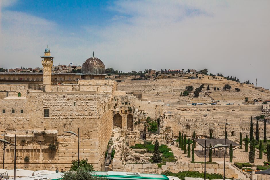 Bible open to Luke chapter 18 for verse-by-verse commentary and study