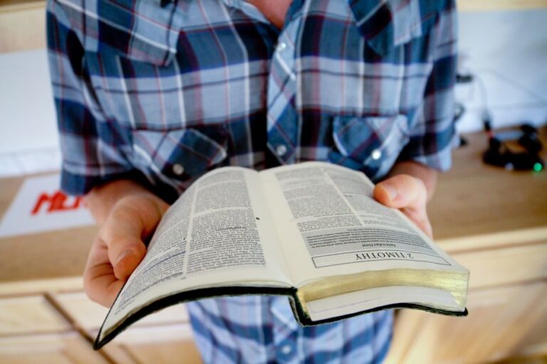Bible open to 2 Corinthians chapter 4 for verse-by-verse commentary and study
