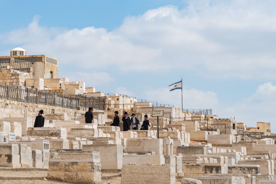 Bible open to Matthew chapter 27 for verse-by-verse commentary and study