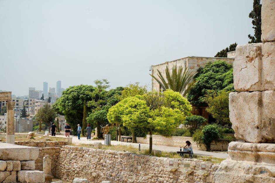 Bible open to 2 Kings chapter 5 for verse-by-verse commentary and study