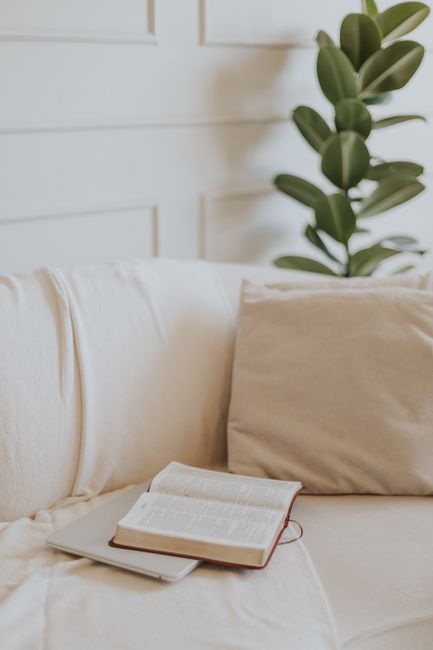 Bible open to 1 Kings chapter 3 for verse-by-verse commentary and study