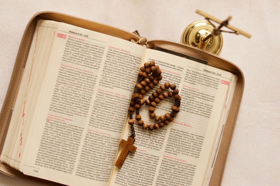 Bible open to Matthew chapter 24 for verse-by-verse commentary and study