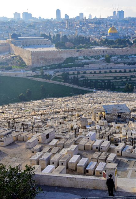 Bible open to Matthew chapter 22 for verse-by-verse commentary and study