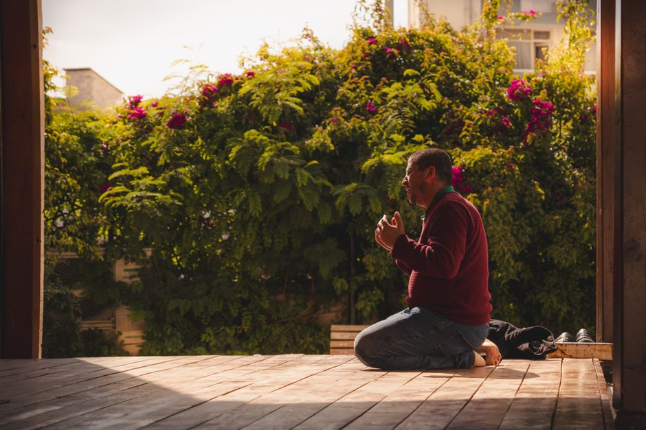 Bible open to Matthew chapter 27 for verse-by-verse commentary and study