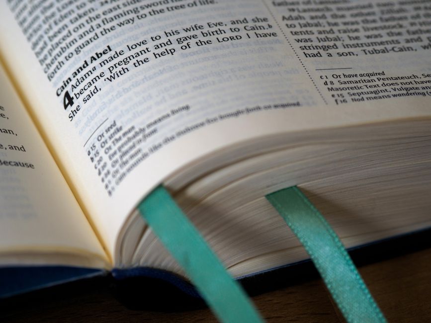 Bible open to 1 Samuel chapter 30 for verse-by-verse commentary and study