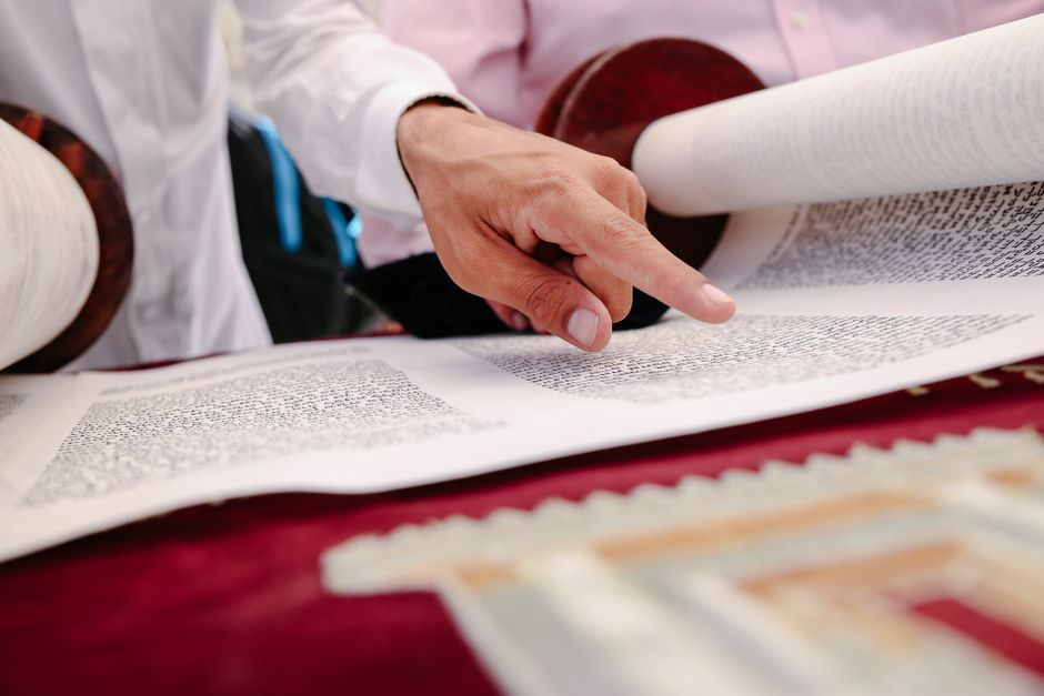 Bible open to Psalm chapter 119 for verse-by-verse commentary and study