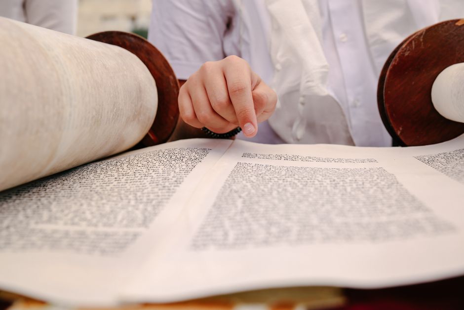 Bible open to 2 Chronicles chapter 34 for verse-by-verse commentary and study