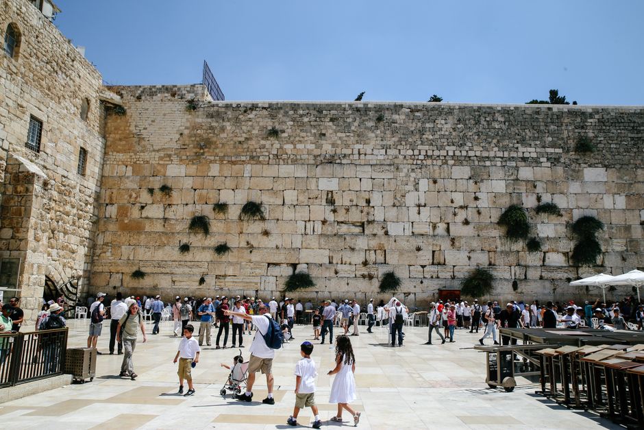 Bible open to 1 Kings chapter 8 for verse-by-verse commentary and study