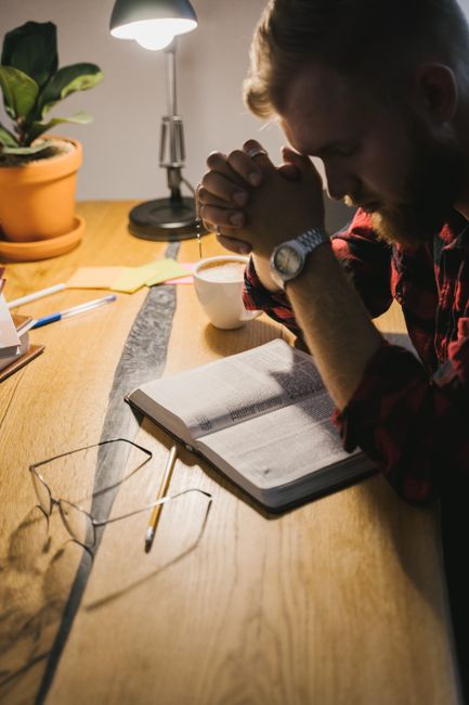 Bible open to 1 Corinthians chapter 14 for verse-by-verse commentary and study