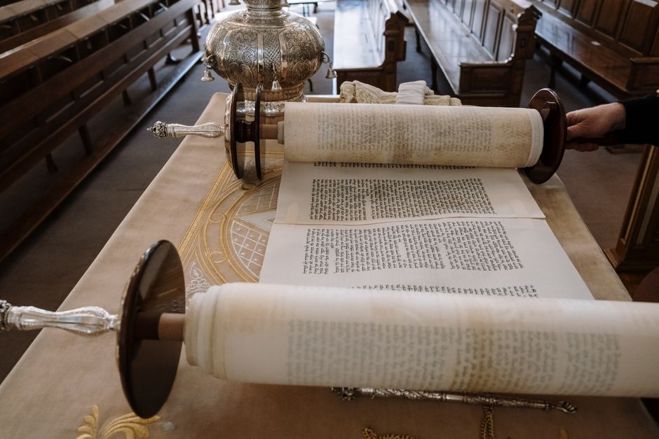 Bible open to 2 John chapter 1 for verse-by-verse commentary and study