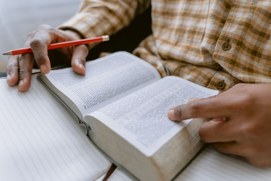 Bible open to 1 Samuel chapter 3 for verse-by-verse commentary and study