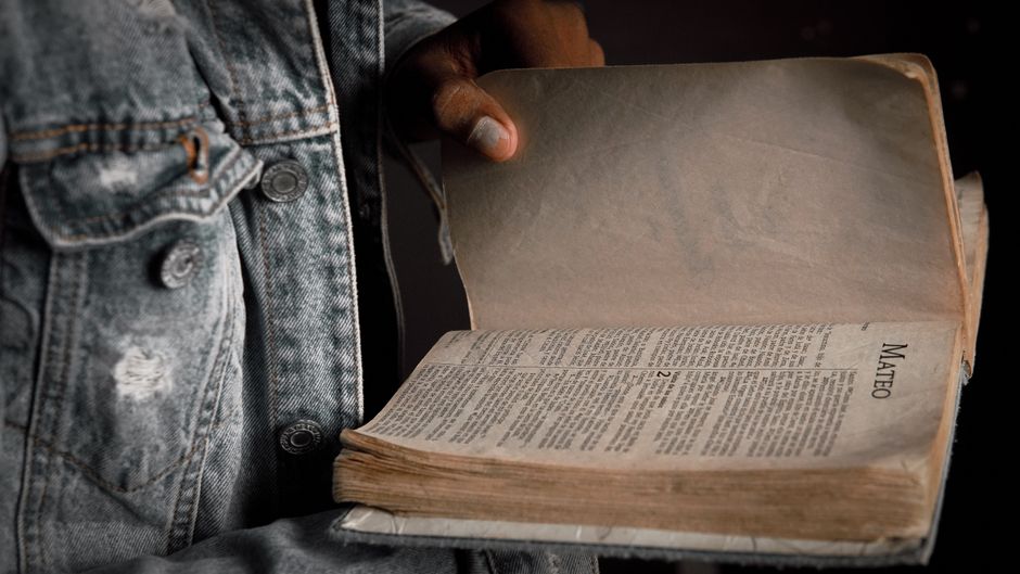 Bible open to Luke chapter 2 for verse-by-verse commentary and study