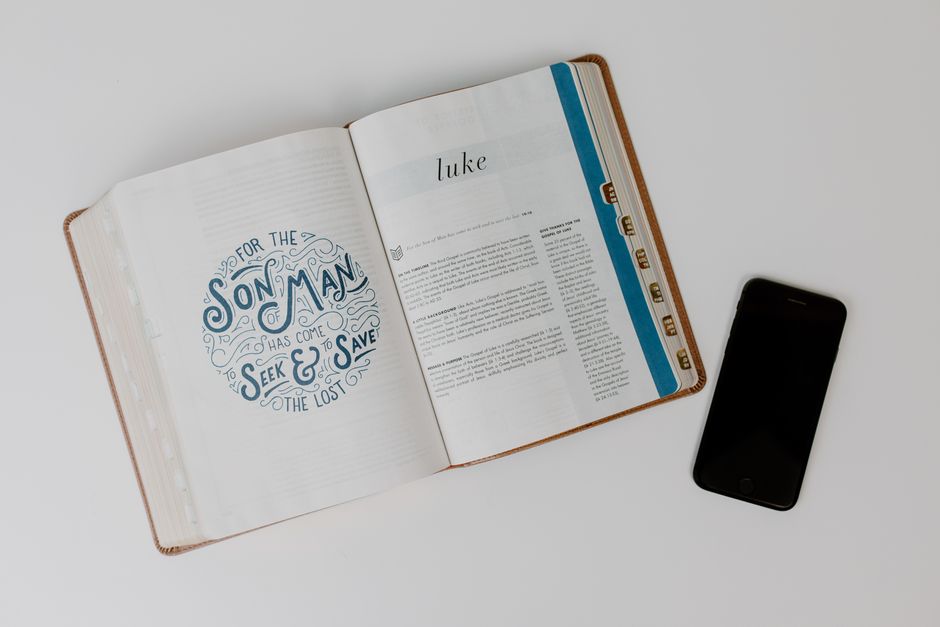 Bible open to Luke chapter 22 for verse-by-verse commentary and study