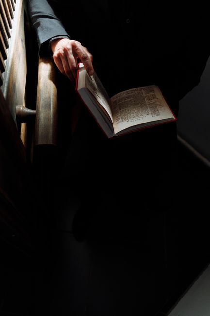 Bible open to Joshua chapter 3 for verse-by-verse commentary and study