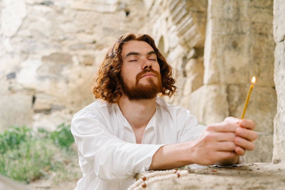 Bible open to Psalm chapter 20 for verse-by-verse commentary and study