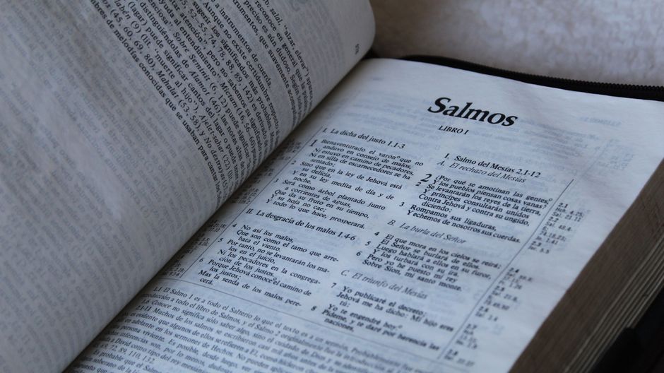 Bible open to Psalm chapter 33 for verse-by-verse commentary and study