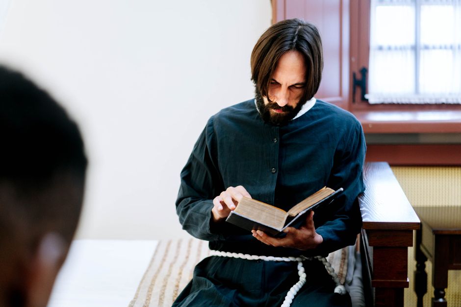 Bible open to 1 Samuel chapter 2 for verse-by-verse commentary and study