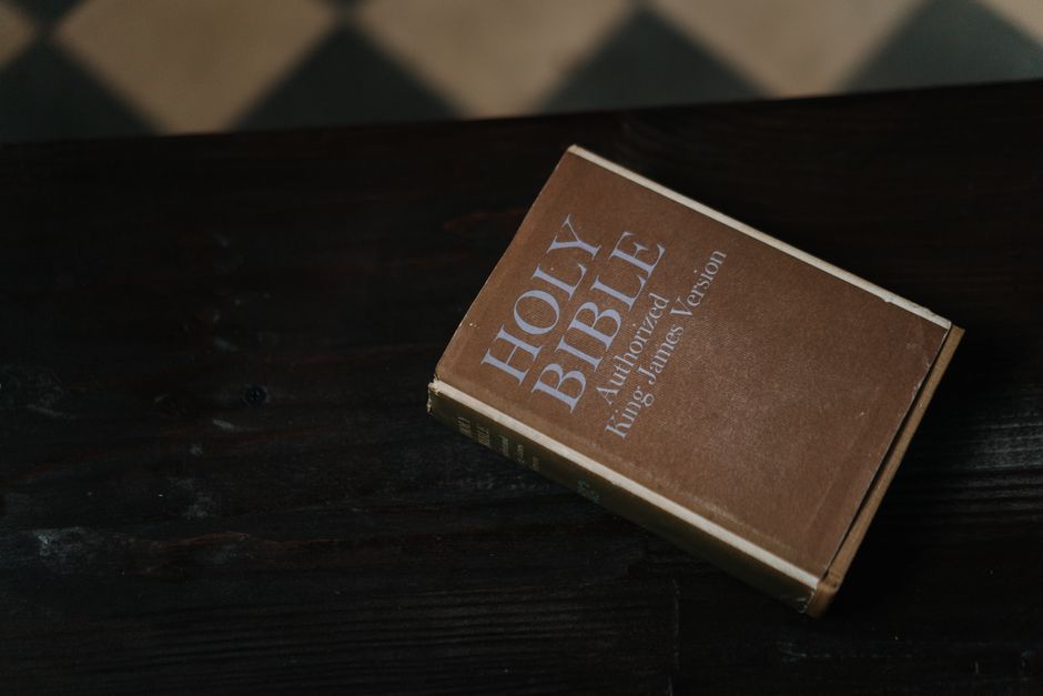 Bible open to 1 Kings chapter 18 for verse-by-verse commentary and study